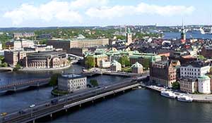 Stockholm med en trafikerad bro