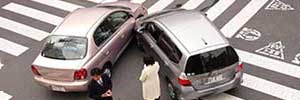 Bilolycka mellan en hyrbil och en vanlig bil