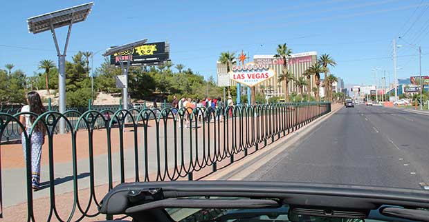 Kör bil vid den kända Las Vegas skylten