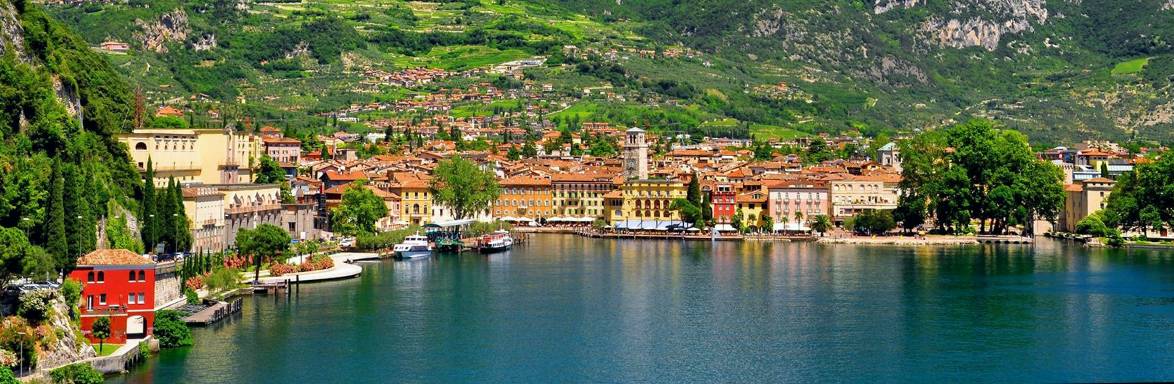 Verona ligger en biltur från vackra Gardasjön i Italien