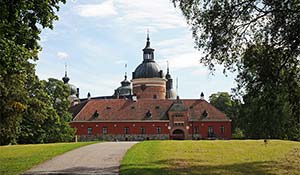 Med hyrbil i Stockholm kan du besöka det berömda Gripsholms slott